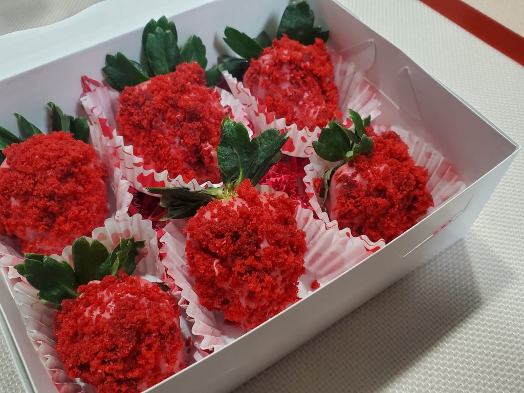 8 Best Valentine Chocolate Covered Strawberries That'll Make Your Date Say Wow 1. Red Velvet Cake Crumb Strawberries