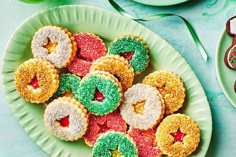 10 Grinch Linzer Cookies