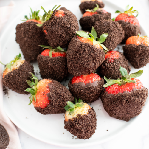8 Best Valentine Chocolate Covered Strawberries That'll Make Your Date Say Wow 2. Chocolate Cookie Crumb Strawberries