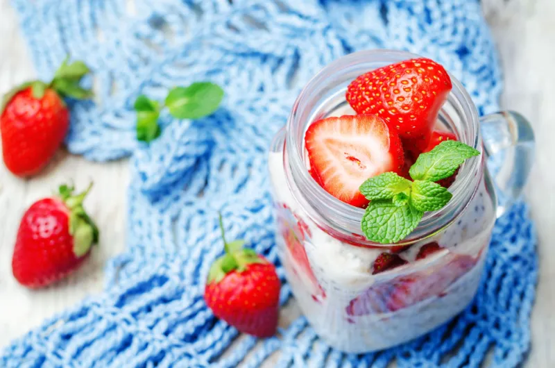 10 Simple Ways To Prepare No-Cook Overnight Oats 2. Strawberry Cheesecake Oats