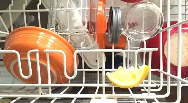 how to clean a dishwasher with lemon