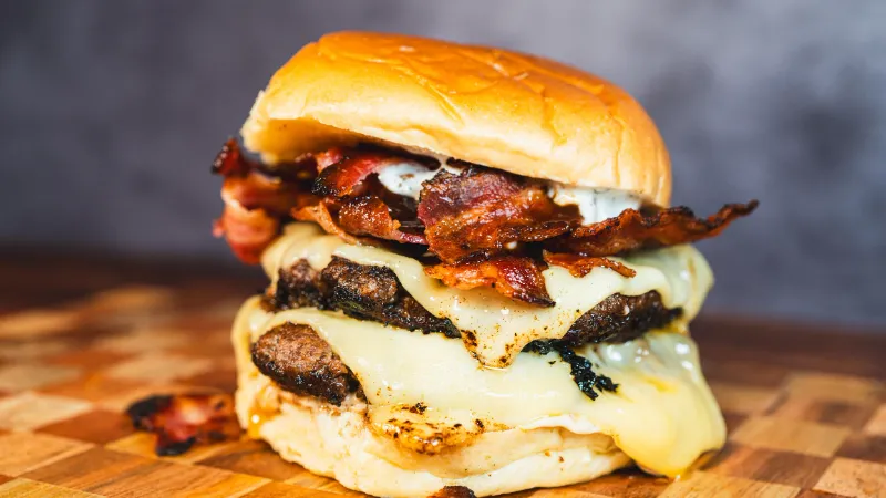 10 Best Hamburger Recipes That Will Make Your Backyard the New Favorite Restaurant 3 Bacon Cheeseburger