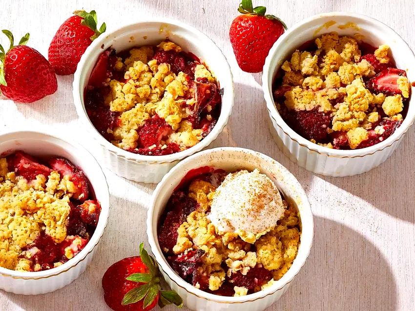 Air Fryer Strawberry Crisp