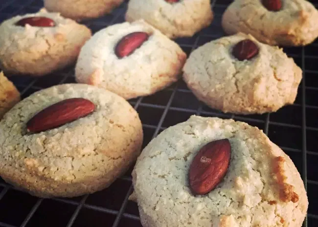 15 Classic Italian Christmas Cookies Nonna Would Approve Of Amaretti