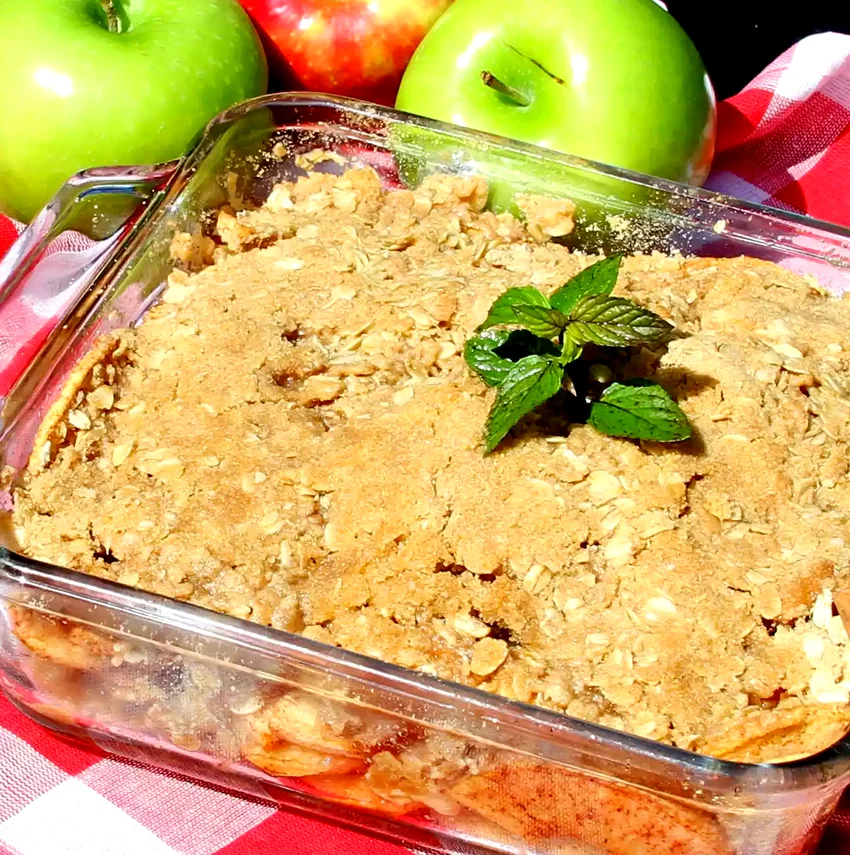 25 Apple Cinnamon Treats That Capture Autumn's Flavor Apple Crisp with Oat Topping