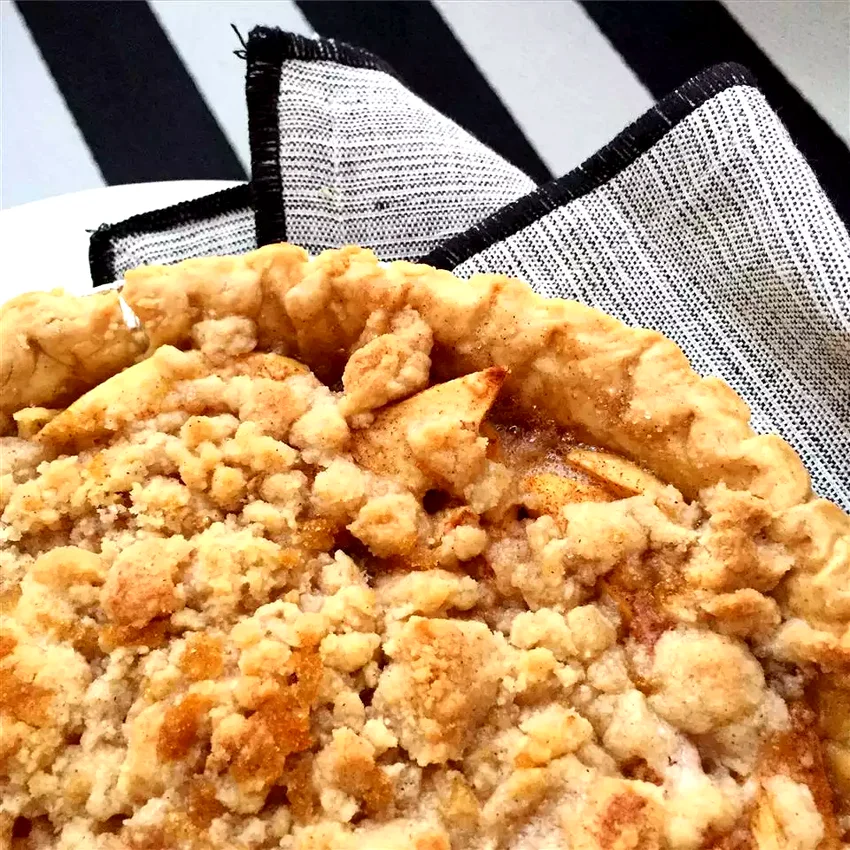 25 Warming Cinnamon Treats for Ultimate Comfort Apple Crumble Pie