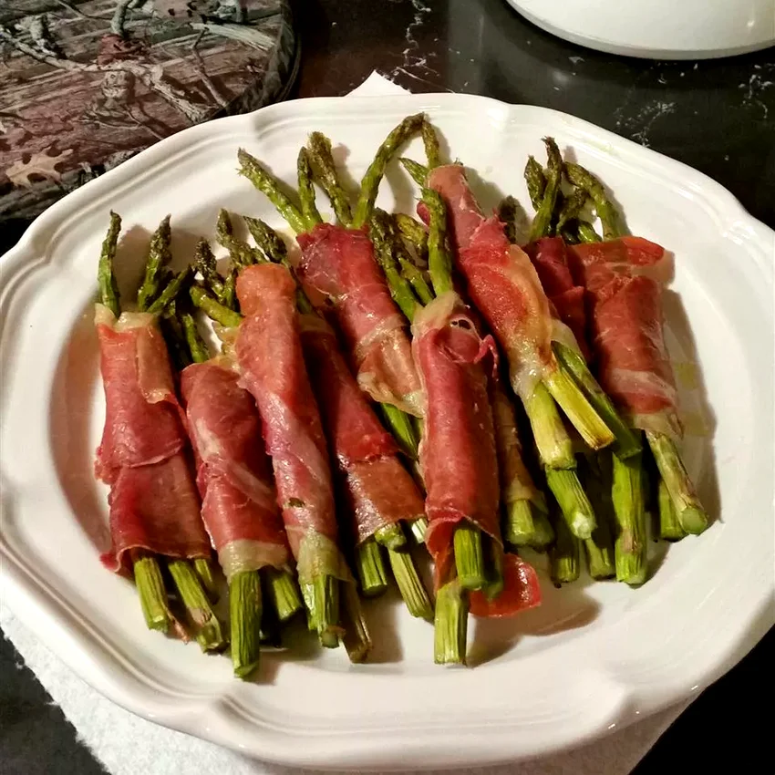 30 Simple Holiday Dinner Menu Ideas for Christmas Asparagus Wrapped in Crisp Prosciutto
