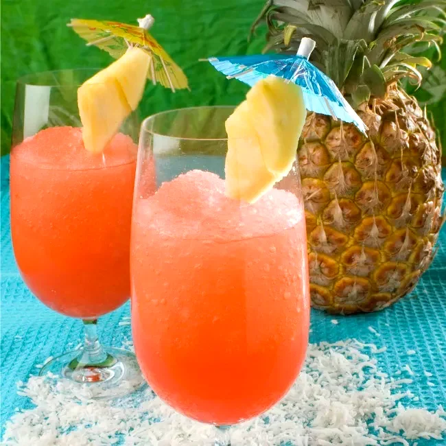 12 Tropical Coconut Rum Cocktails for Poolside Relaxation Bahama Mama