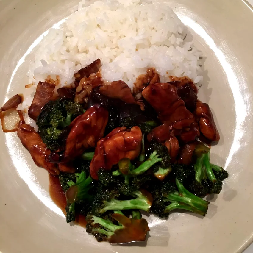 25 Homemade Chicken Stir-Fry Dishes for Takeout Cravings Broccoli and Chicken Stir-Fry