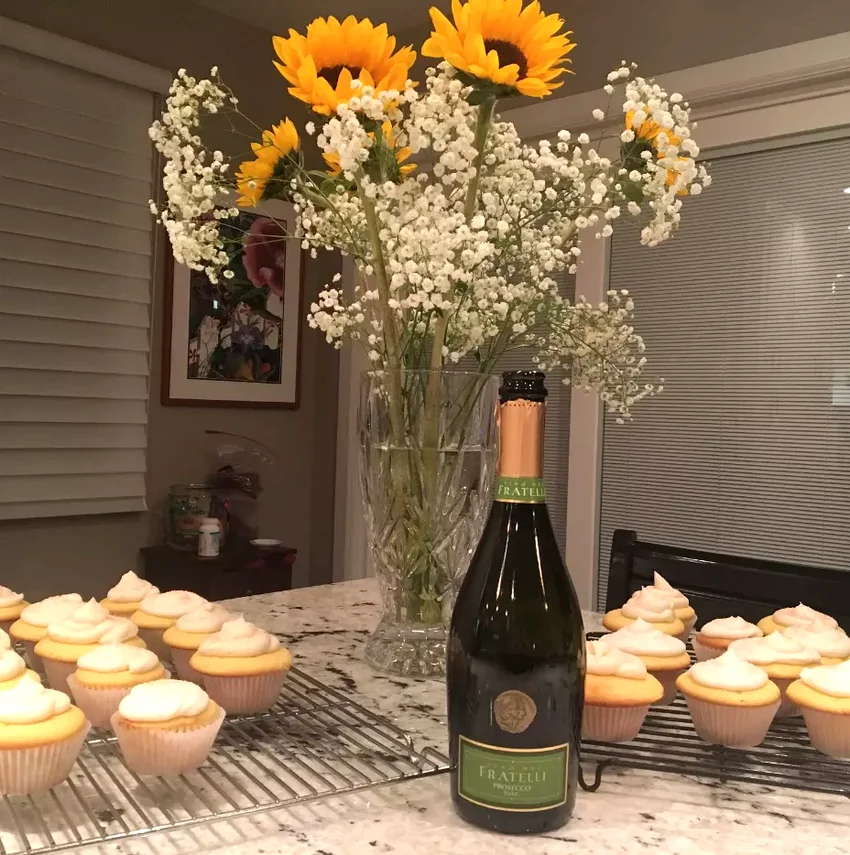 23 Holiday Cupcake Recipes Perfect for Thanksgiving Day Champagne Cupcakes