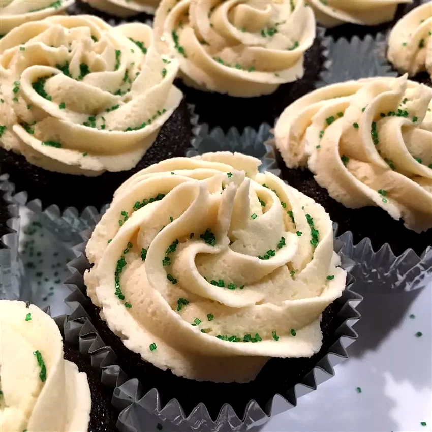 15 Dad's Day Cupcake Recipes That'll Make Him Smile Chocolate Beer Cupcakes With Whiskey Filling And Irish Cream Icing