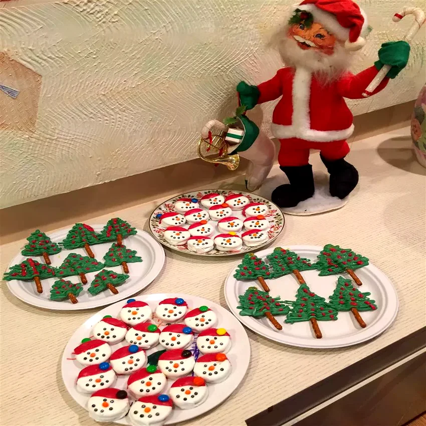 50 Oreo Dessert Ideas for Cookie and Cream Fans Chocolate-Covered Oreo Snowman Cookies
