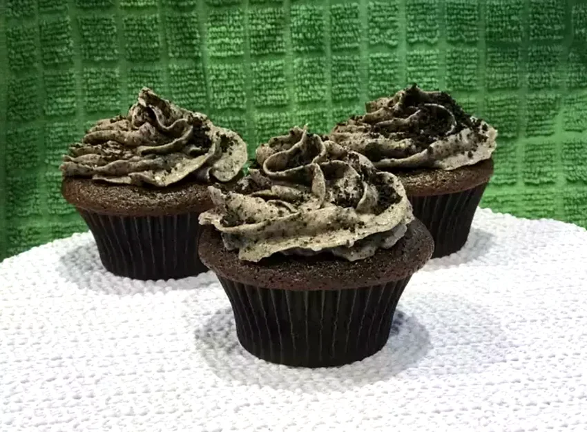 50 Oreo Dessert Ideas for Cookie and Cream Fans Chocolate Cupcakes with Cream Cheese-Oreo-Buttercream Frosting