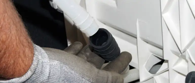 Connecting the drain hose in a dishwasher