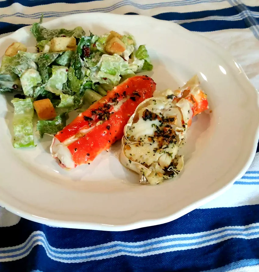 Crab Legs with Garlic Butter Sauce