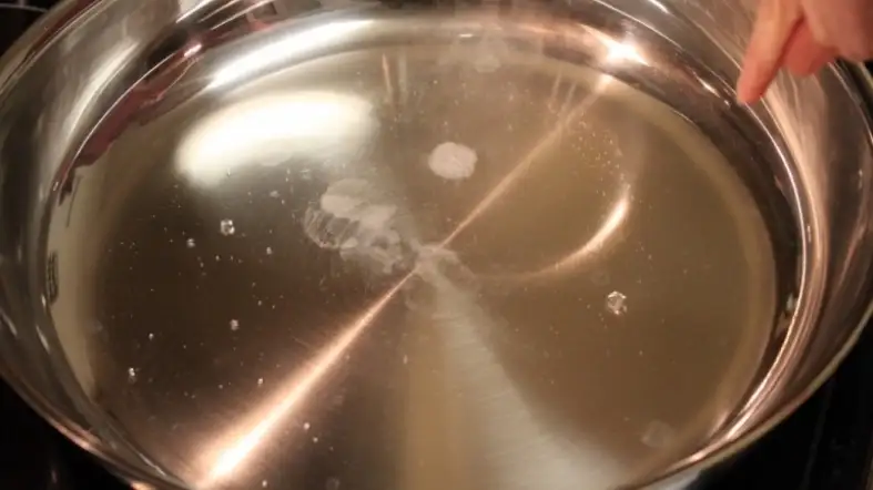 Disadvantages of Using a metal spatula on stainless steel pan