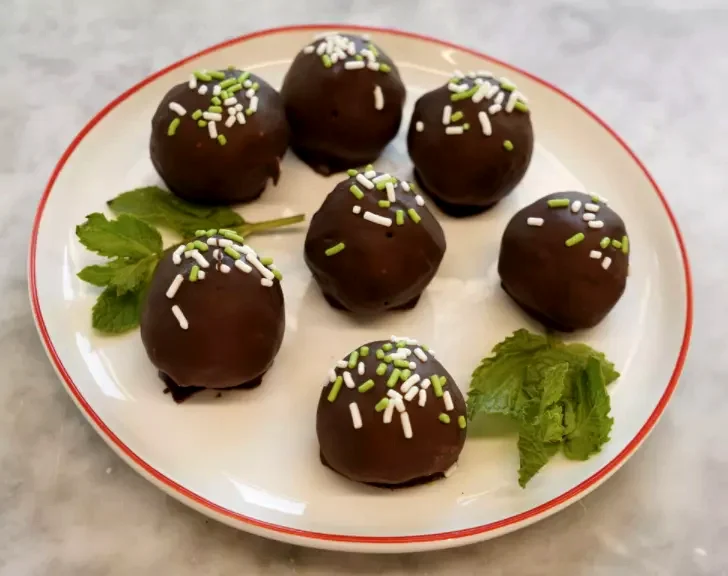 28 Mint Chocolate Treats You'll Love Making Over & Over Easy Mint Chocolate Truffles