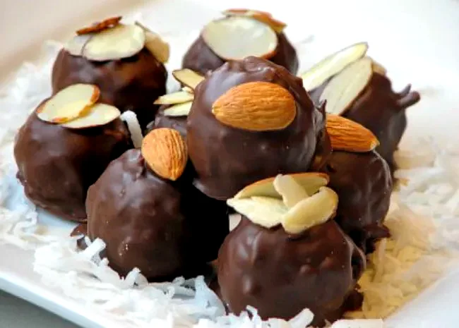 Famous Coconut-Almond Balls