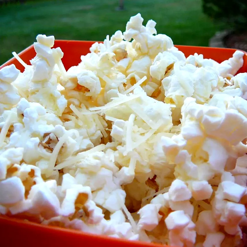 25 Gourmet Popcorn Flavor Ideas for Movie Night Snacking Garlic Bread Popcorn