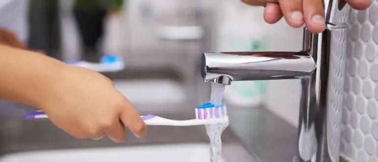 How to clean a toothbrush