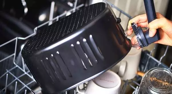 How to clean the air fryer in the dishwasher?