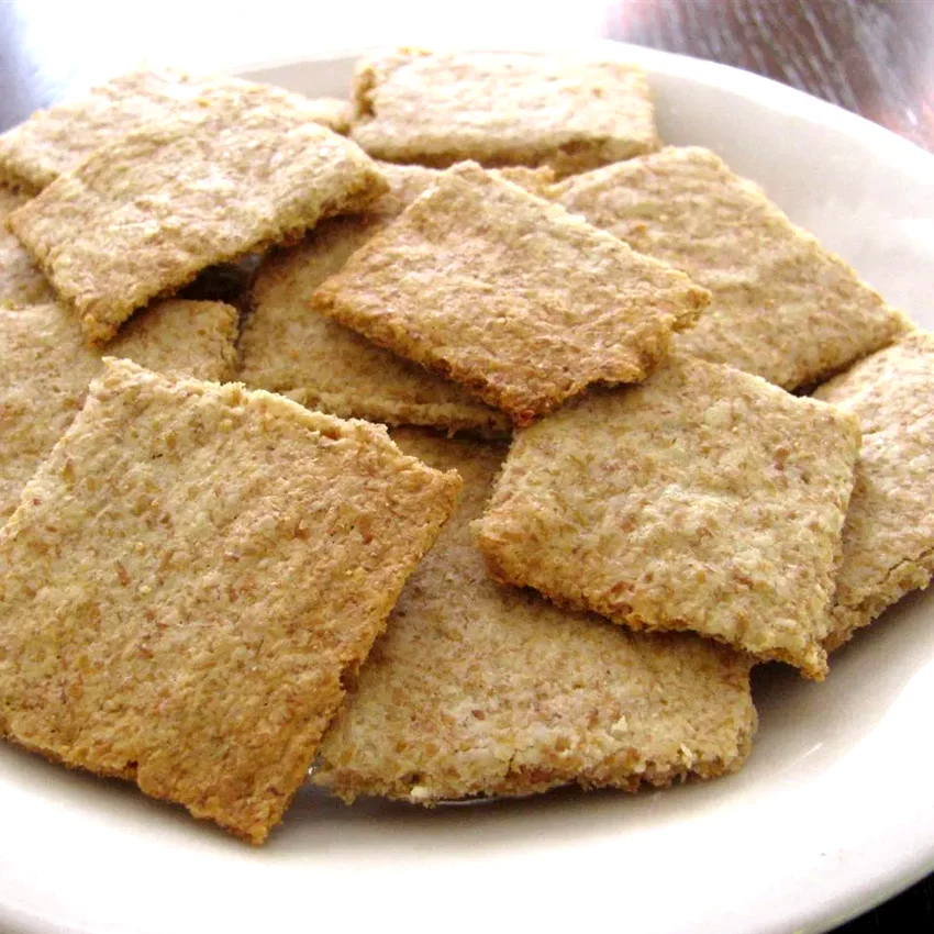 15 Easy Homemade Crackers for Perfect Snacking Low-Carb Almond Garlic Crackers