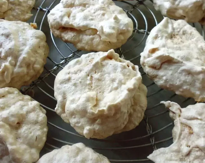 Mandelmakronen (Almond Meringues)