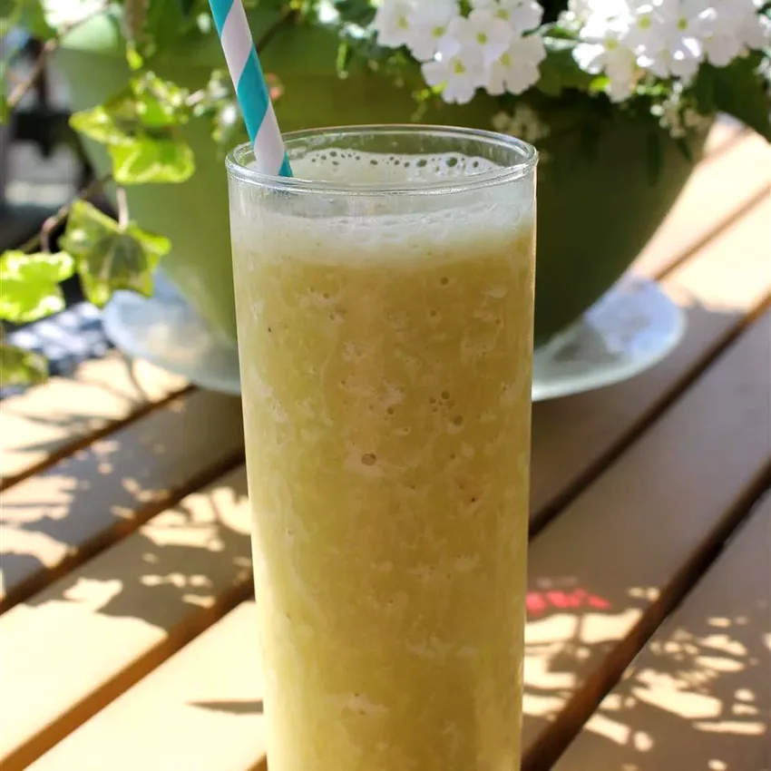 19 Simple Smoothie Recipes Using 3 Ingredients or Fewer Matcha Smoothie