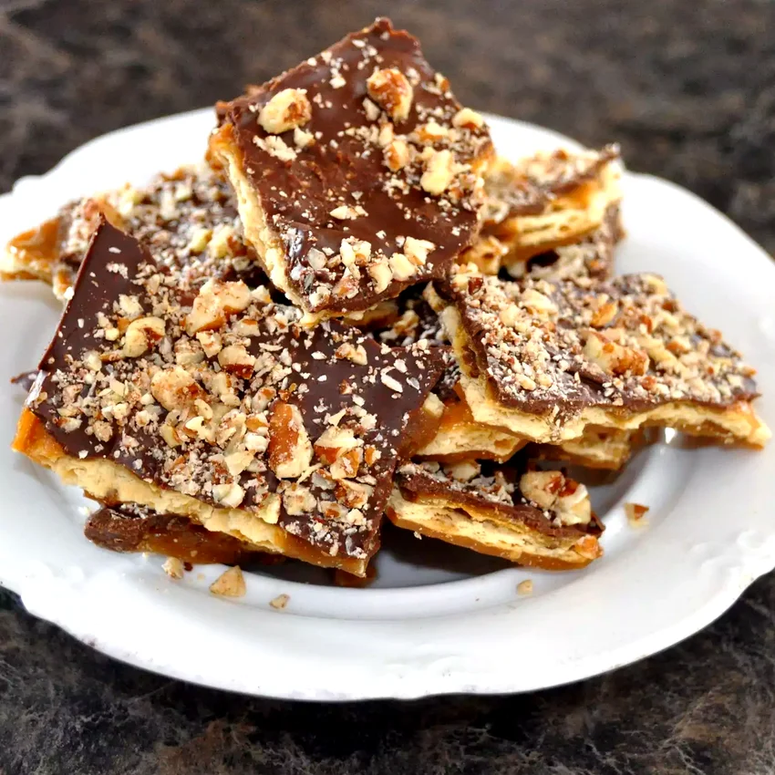 10 Simple Christmas Cookies for Beginner Holiday Bakers Saltine Toffee Cookies