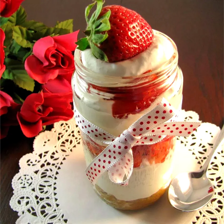 17 Strawberry Cheesecake Treats for Dessert Lovers Strawberry Cheesecake in a Jar