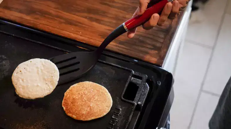 The advantages and disadvantages of holes in spatulas