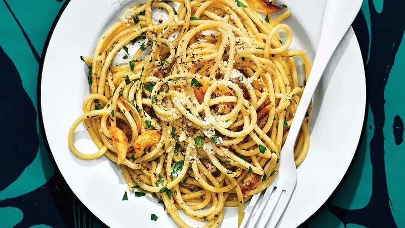 A Simple, Delicious Pasta Aglio e Olio (With Garlic and Oil) Food photo of A Simple, Delicious Pasta Aglio e Olio (With Garlic and Oil)