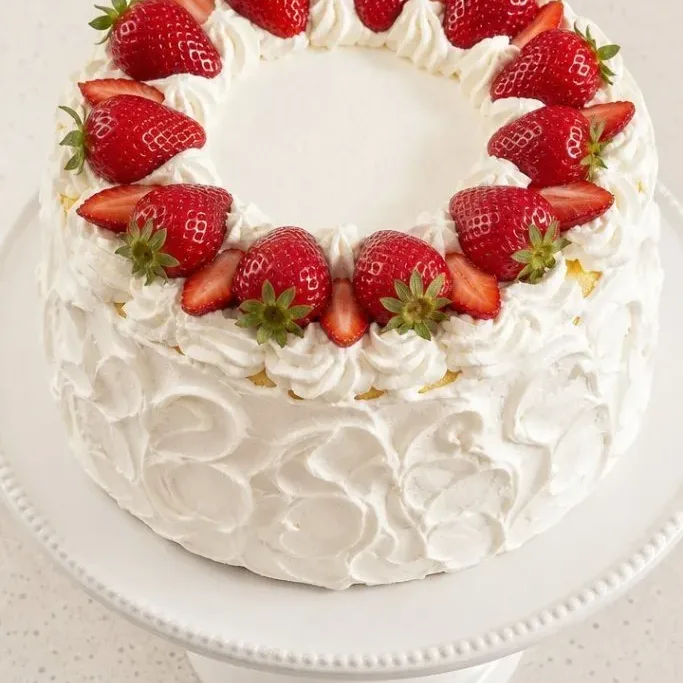 Korean Birthday Cake: Light Sponge with Fresh Cream and Fruit Korean Style Birthday Cake